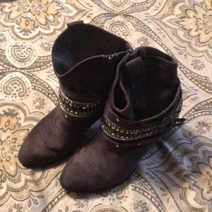 Buckle’s Not Rated Grey Ankle Boots